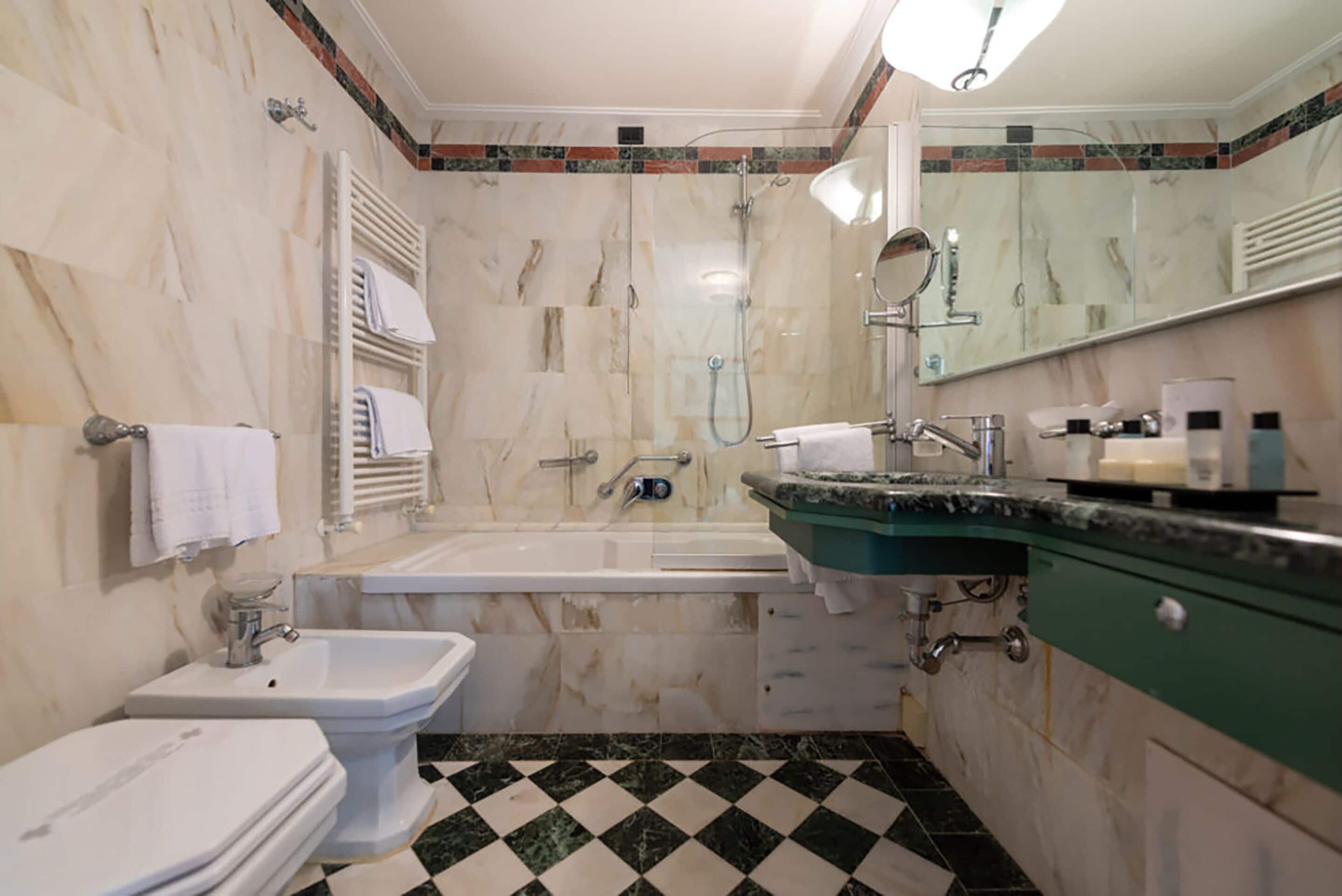 junior suite, sea view | bathroom | combined shower/bathtub, free toiletries, hair dryer, slippers