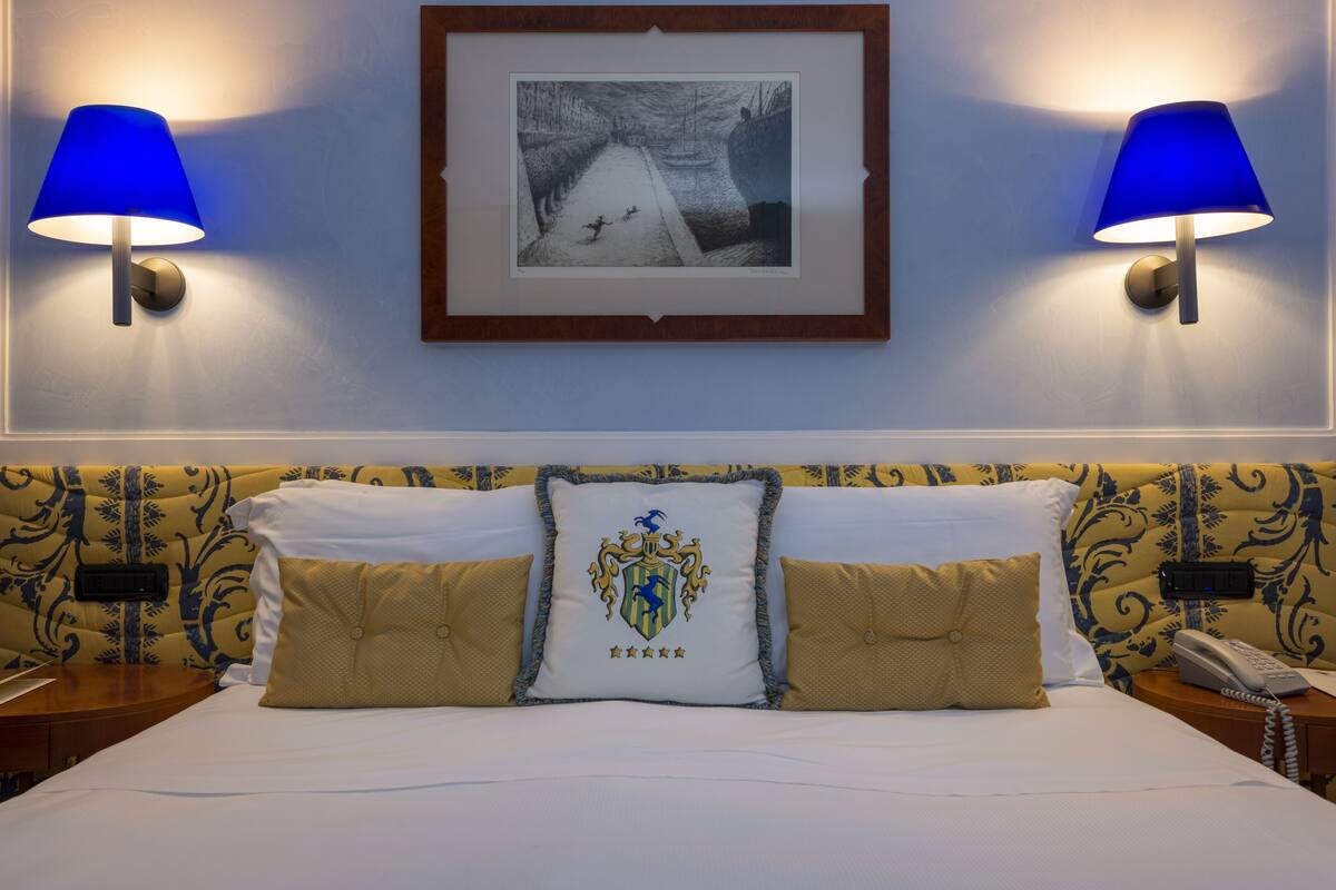 Suite | Ropa de cama de alta calidad, minibar, caja fuerte y escritorio