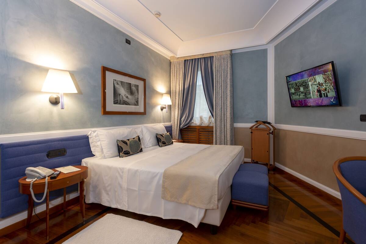 Ropa de cama de alta calidad, minibar, caja fuerte y escritorio