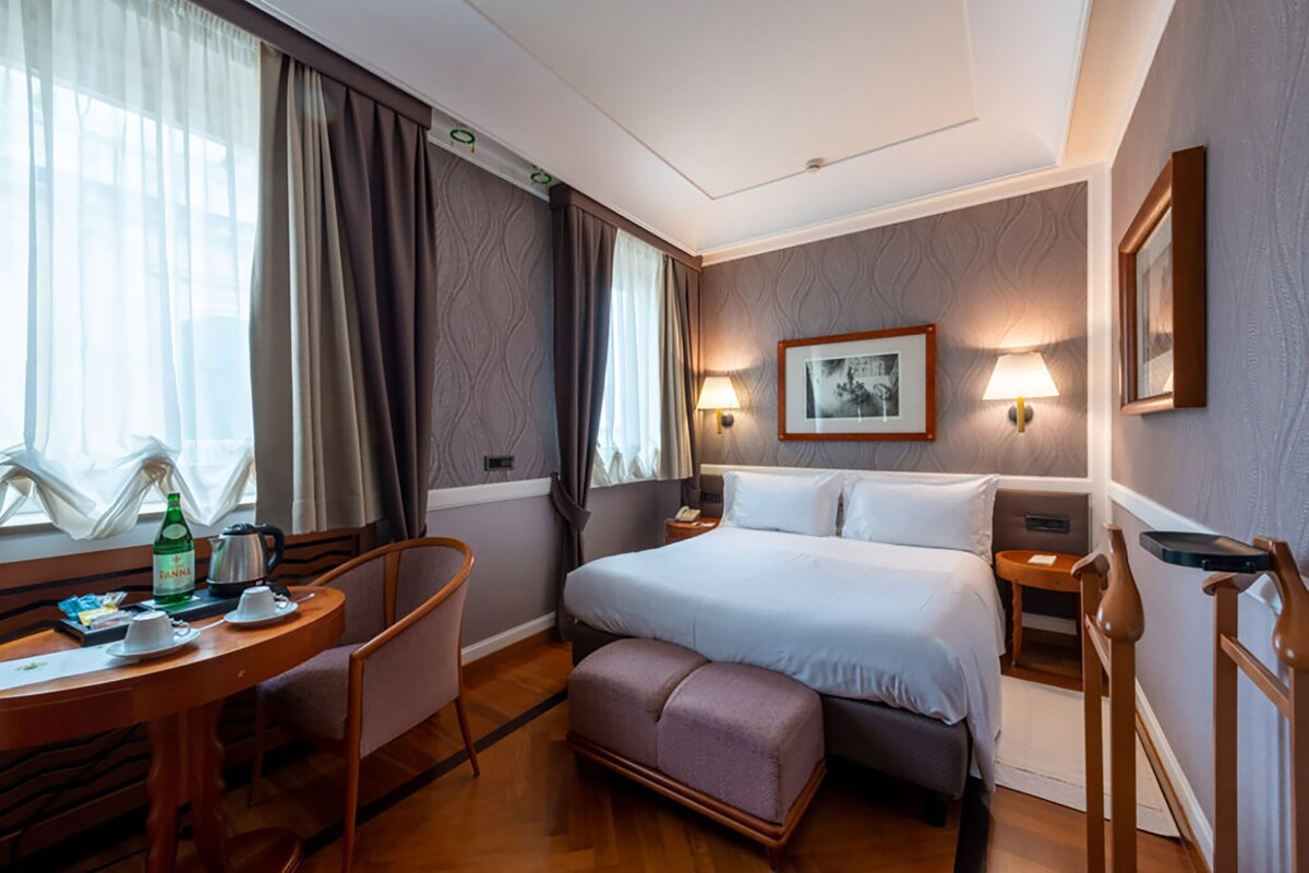 Ropa de cama de alta calidad, minibar, caja fuerte y escritorio