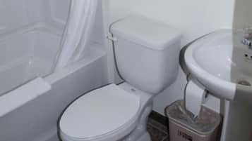 Chuveiro/banheira combinados, toalhas de banho, sabonete, shampoo