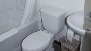 Combined shower/bathtub, towels, soap, shampoo - Budget Host Golden Wheat Motel (Junction City)