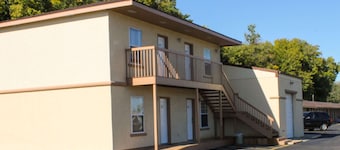 Budget Host Golden Wheat Motel
