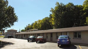 Exterior - Budget Host Golden Wheat Motel (Junction City)