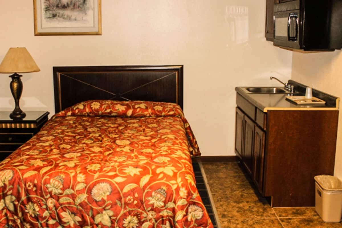 Room, 1 Double Bed, Non Smoking | Free WiFi, bed sheets, alarm clocks
