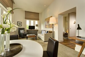 En 32-tommers Flatskjerm-TV med Parabol-TV samt smart-TV og filmkjøp