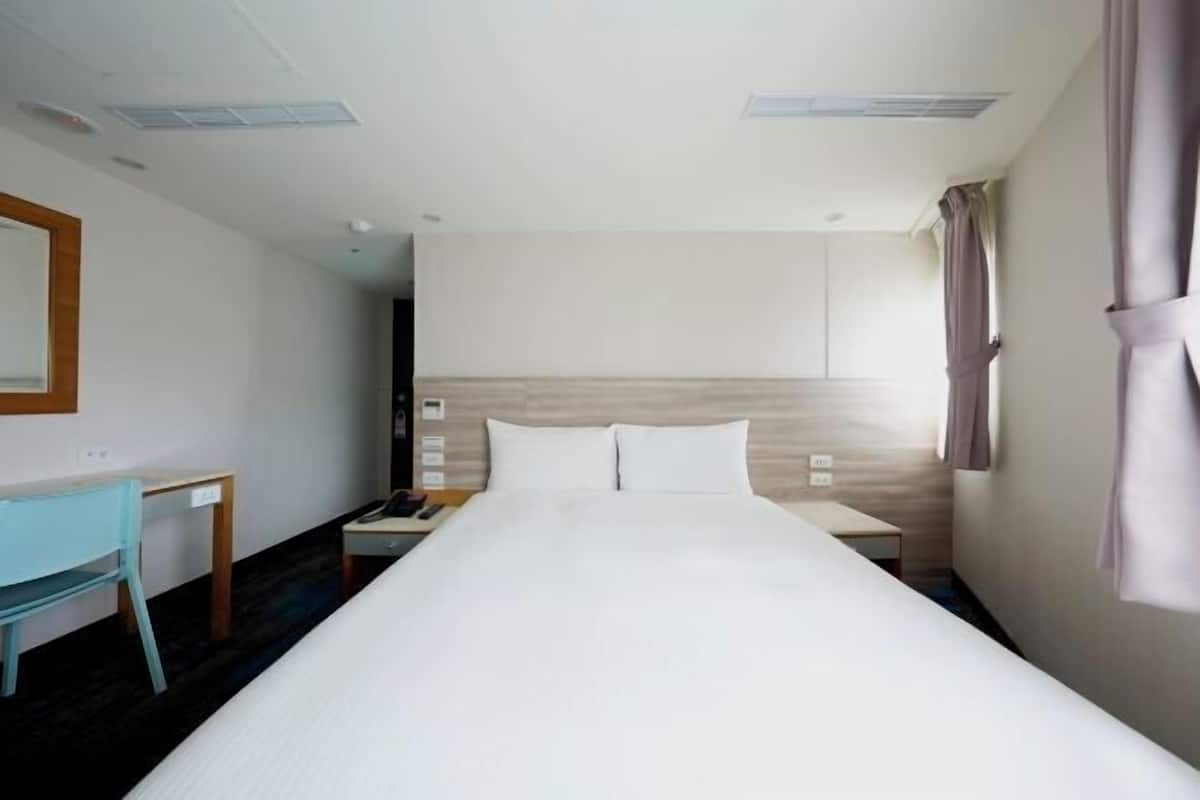 Premium bedding, down duvets, desk, blackout curtains