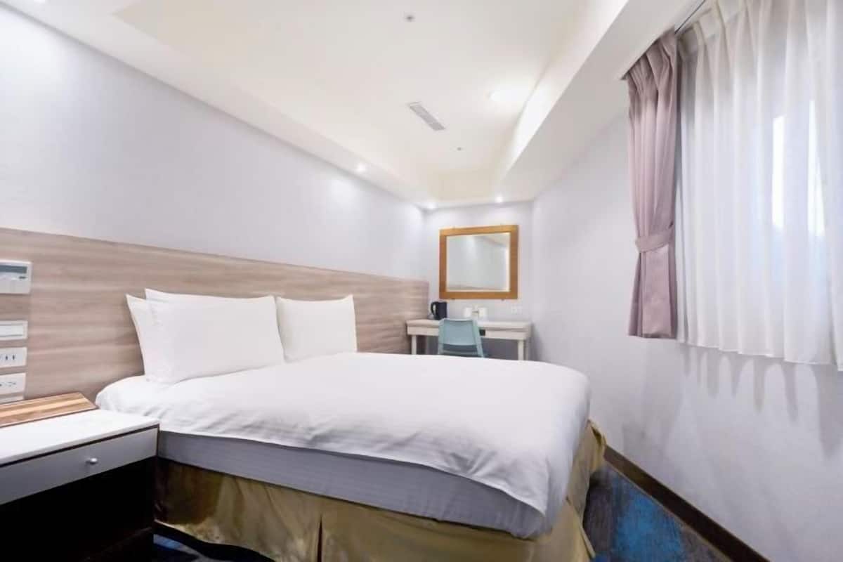 Premium bedding, down duvets, desk, blackout curtains
