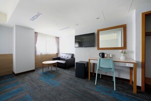 家庭四人房 | 高級寢具、羽絨被、書桌、遮光布/窗簾