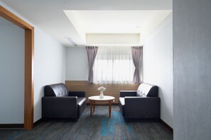 VIP一大床房 | 高級寢具、羽絨被、書桌、遮光布/窗簾