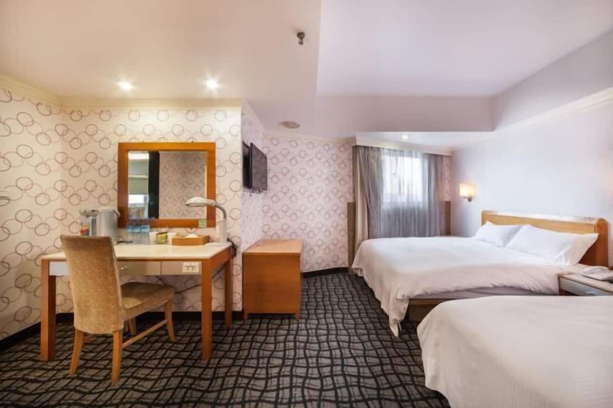 Premium bedding, down duvets, desk, blackout curtains