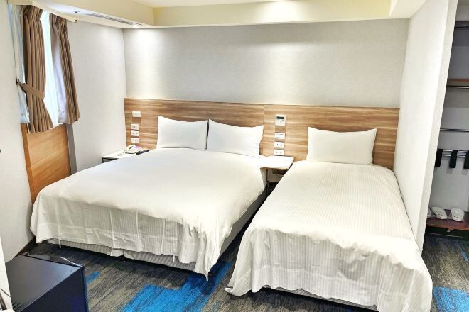 Sengetøy av topp kvalitet, dundyner, skrivebord og blendingsgardiner