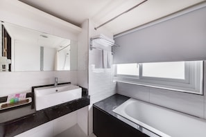 Chambre Deluxe avec lits jumeaux | Salle de bain | Baignoire relaxante profonde, douche à « effet pluie », sèche-cheveux