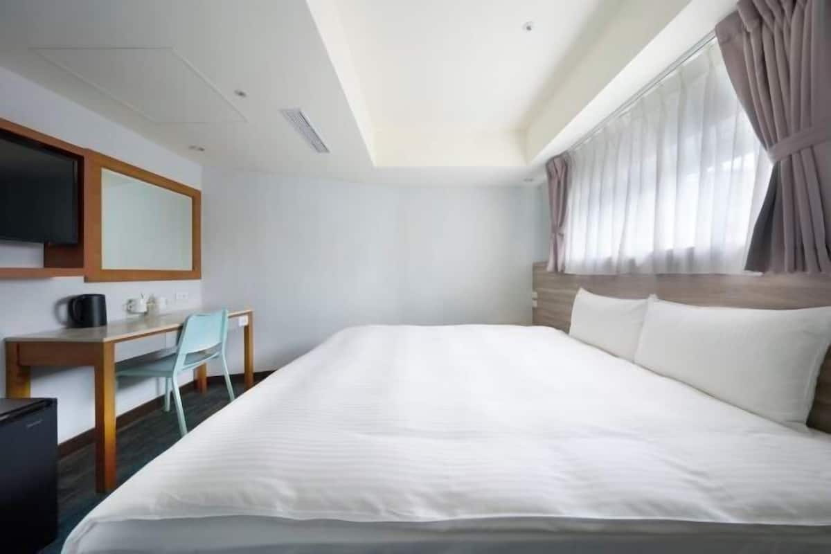 Hochwertige Bettwaren, Daunenbettdecken, Schreibtisch