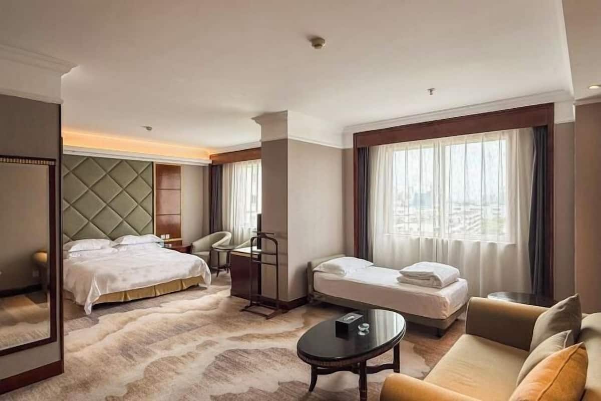 Premium bedding, minibar, in-room safe, desk