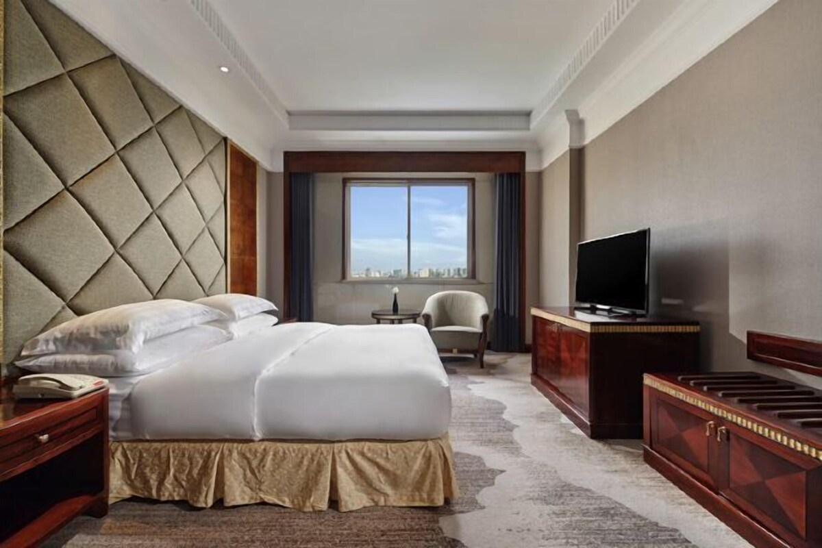 Premium bedding, minibar, in-room safe, desk