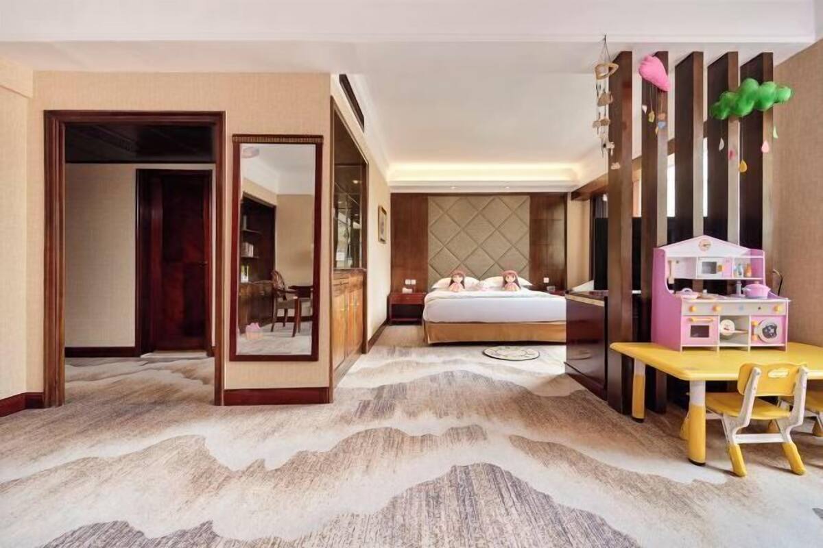 Roupas de cama premium, frigobar, cofres nos quartos, escrivaninha