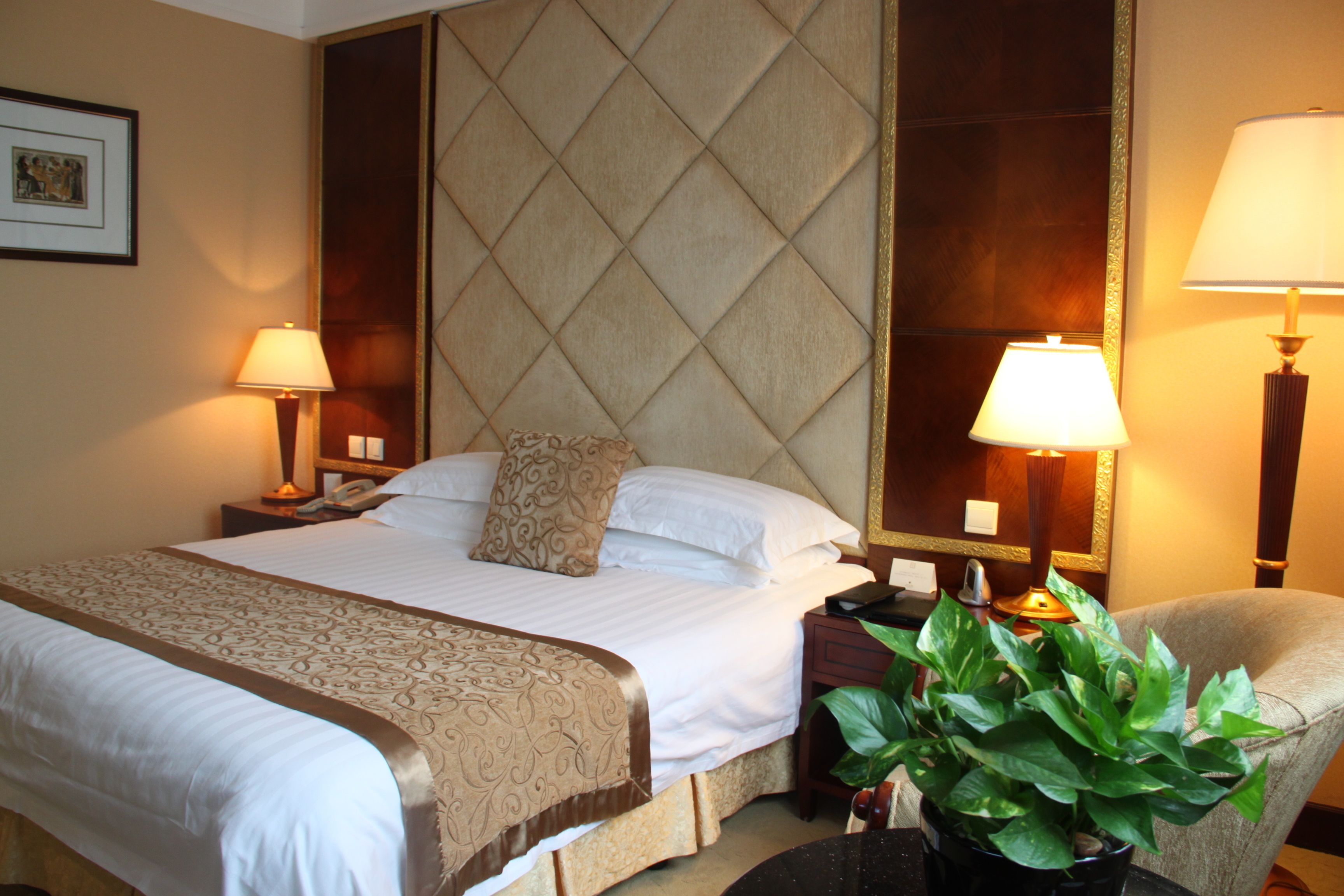 premium bedding, minibar, in-room safe, desk