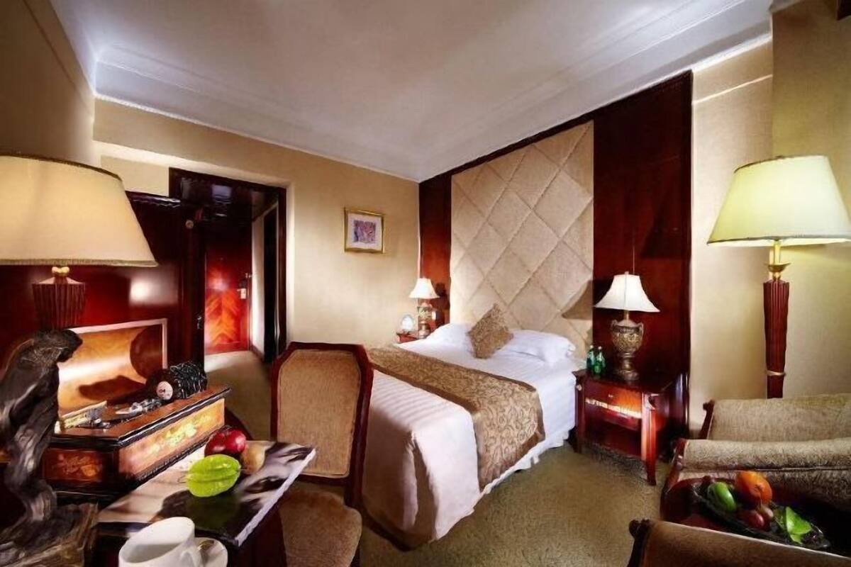 Luxe beddengoed, een minibar, een kluis op de kamer, een bureau