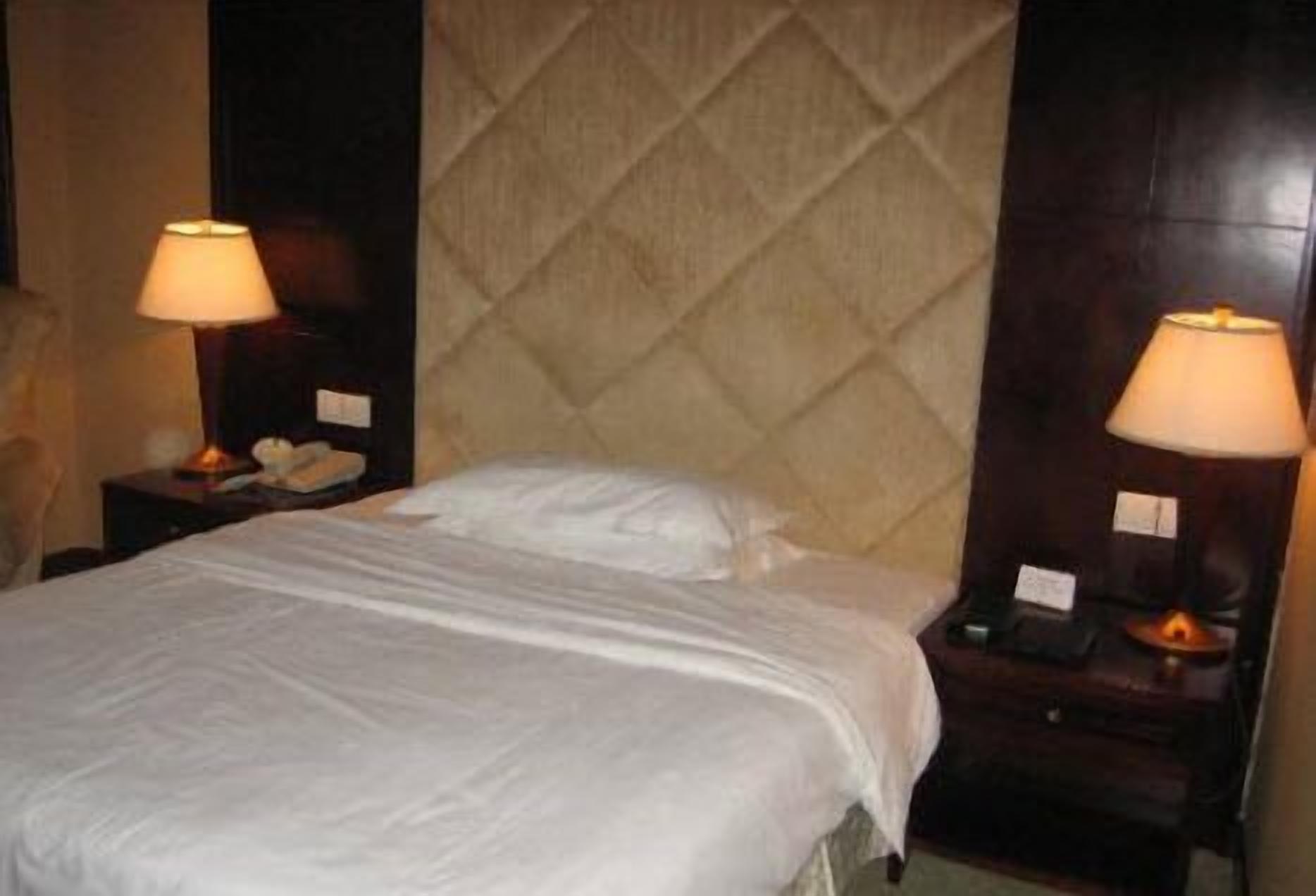 standard room | premium bedding, minibar, in-room safe, desk