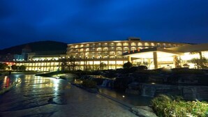 A hotel with a modern design, featuring a large building with multiple floors and a well-lit entrance. - New Century Grand Hotel Xuzhou (Xuzhou)