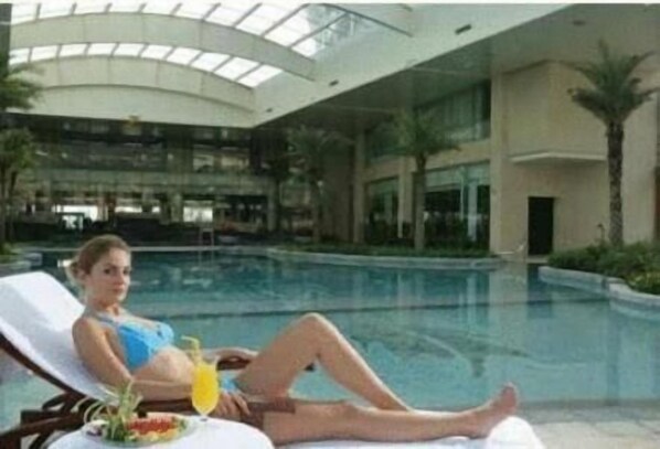 Kolam renang indoor