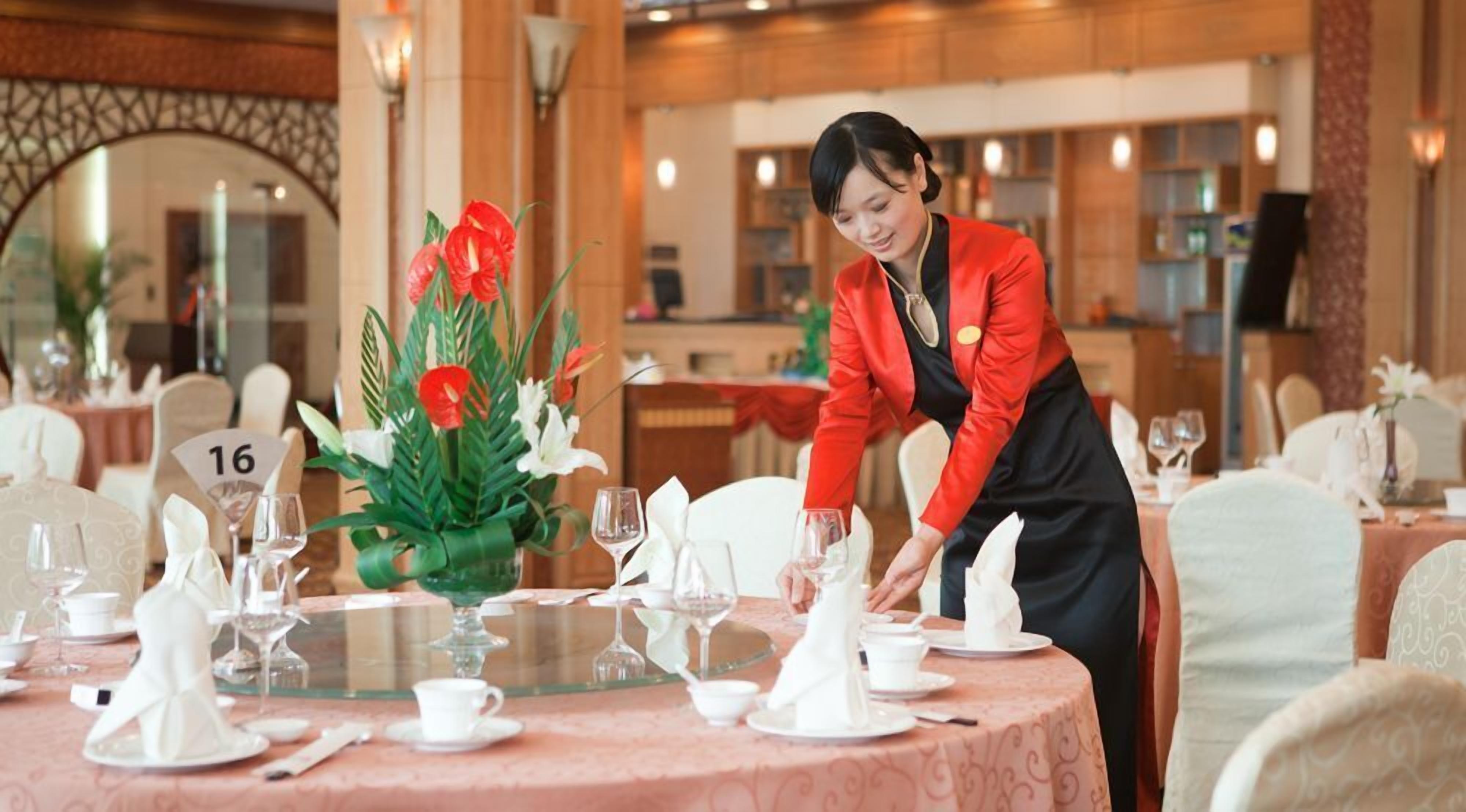 4 restaurants, breakfast served