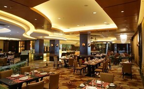 4 restaurants, breakfast served