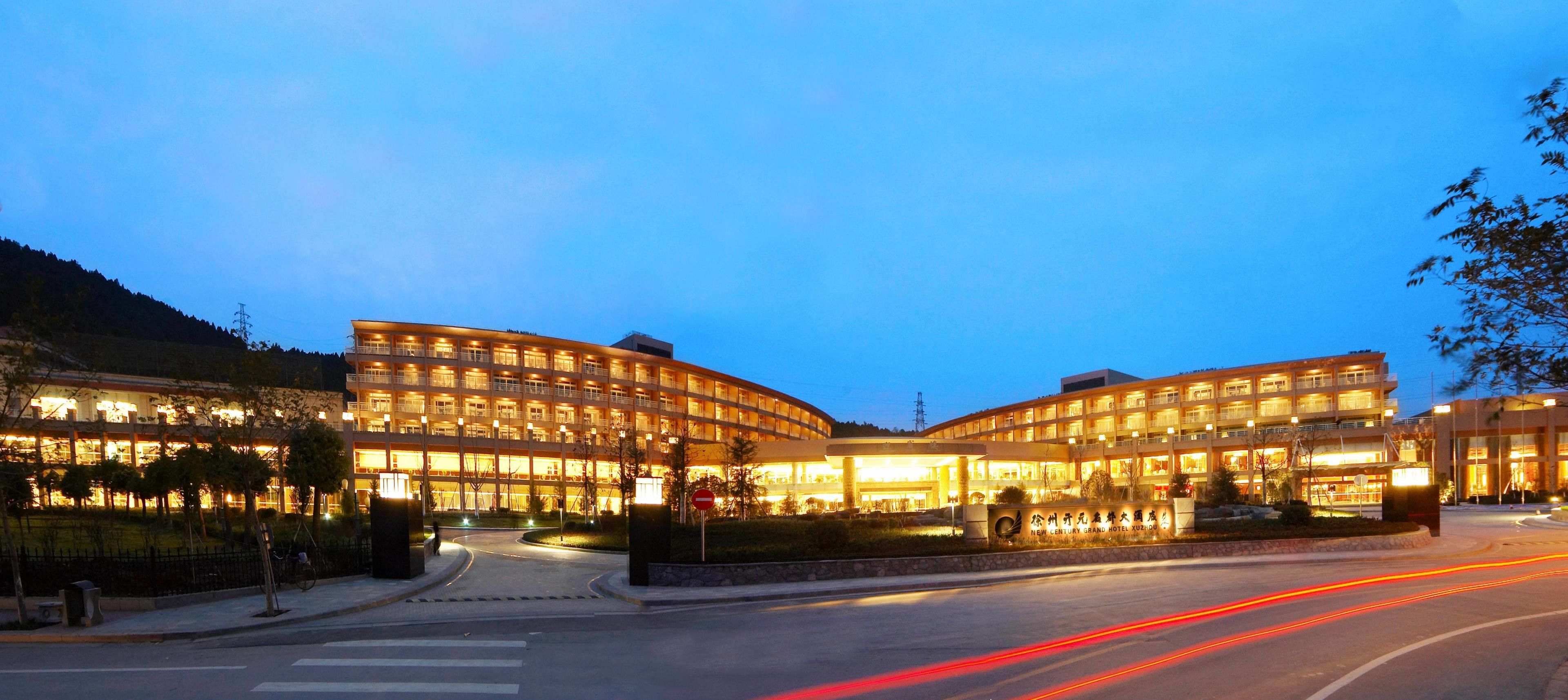 deluxe king room | street view