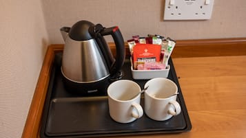Una bandeja con una tetera, dos tazas blancas y una caja de té Yorkshire.