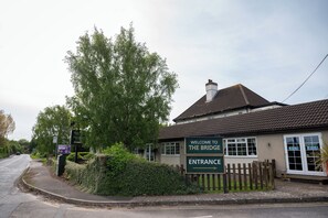 Garden - Bridge Inn by Greene King Inns (Bristol)