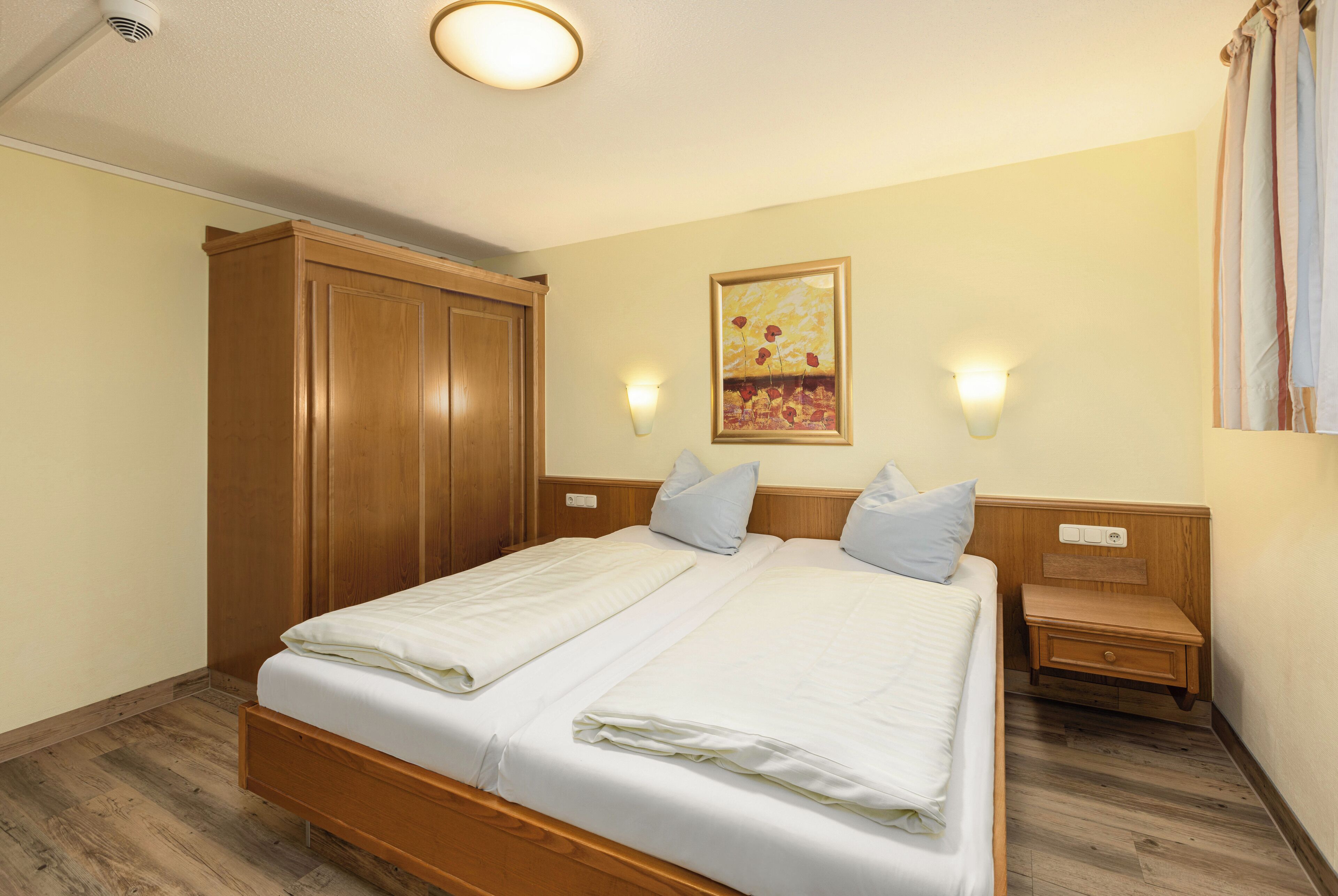 Familienapartment, 1 Doppelbett und Schlafsofa, Kochnische, Bergblick | Zimmersafe, Babybetten, WLAN, Bettwäsche