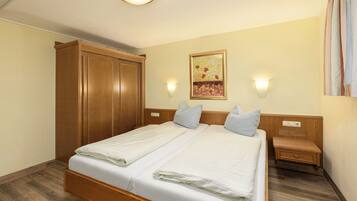 Familienapartment, 1 Doppelbett und Schlafsofa, Kochnische, Bergblick | Zimmersafe, Babybetten, WLAN, Bettwäsche