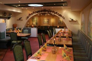 Serveert diner, Italiaanse gerechten, openlucht dineren 