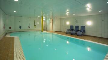 من حمّامات السباحة المغطاة