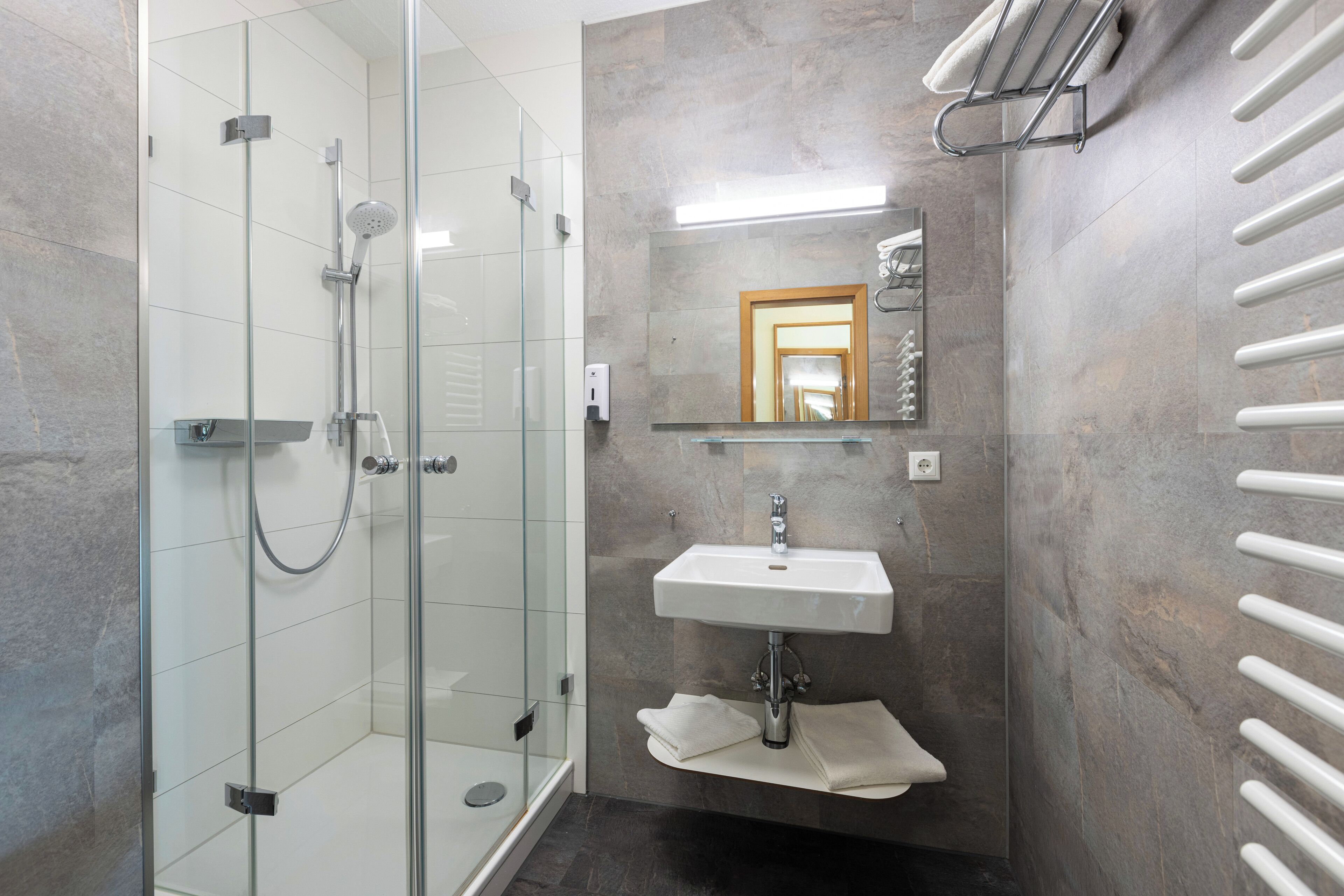 Appartement Familial, 1 lit double et 1 canapé-lit, coin cuisine, vue montagne | Salle de bain