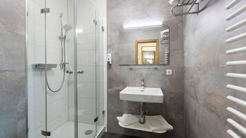 Appartement Familial, 1 lit double et 1 canapé-lit, coin cuisine, vue montagne | Salle de bain