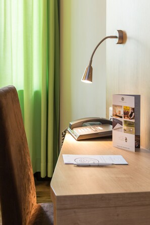 Caja fuerte, escritorio, sistema de insonorización y cunas (de pago)