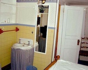 Combined shower/bathtub, hair dryer, towels