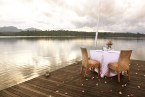 Breakfast, lunch, dinner served; sea views 