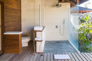 Bay View Suite | Kylpyhuoneen suihku
