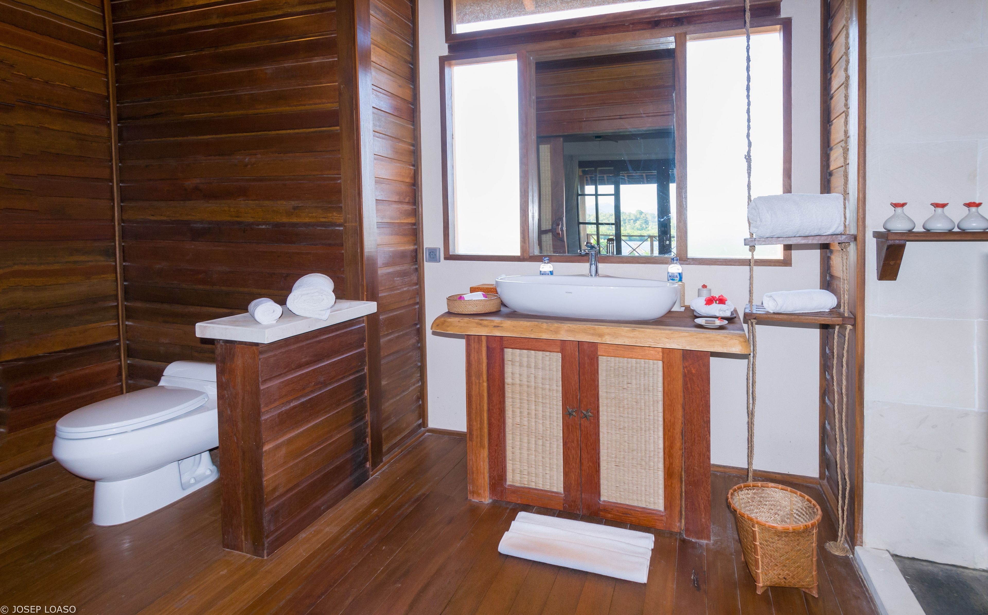 bay view family suite  | bathroom shower