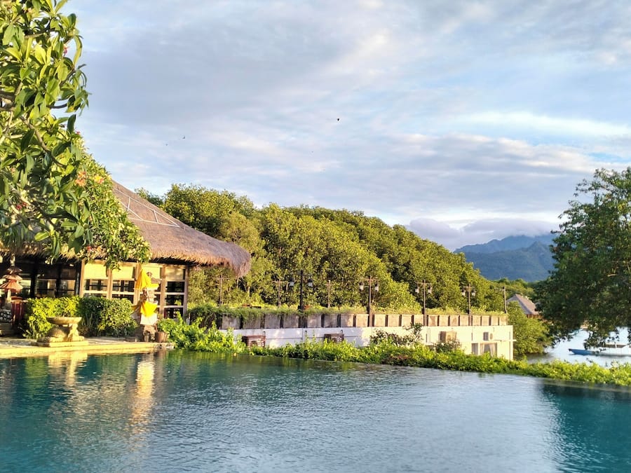 Serviço de café da manhã, almoço, jantar; vistas para o mar