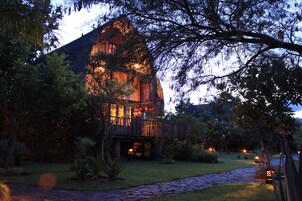 Fachada da propriedade à noite