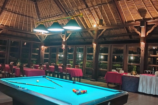 Ofereix vistes al mar i s'hi serveixen esmorzars, dinars i sopars