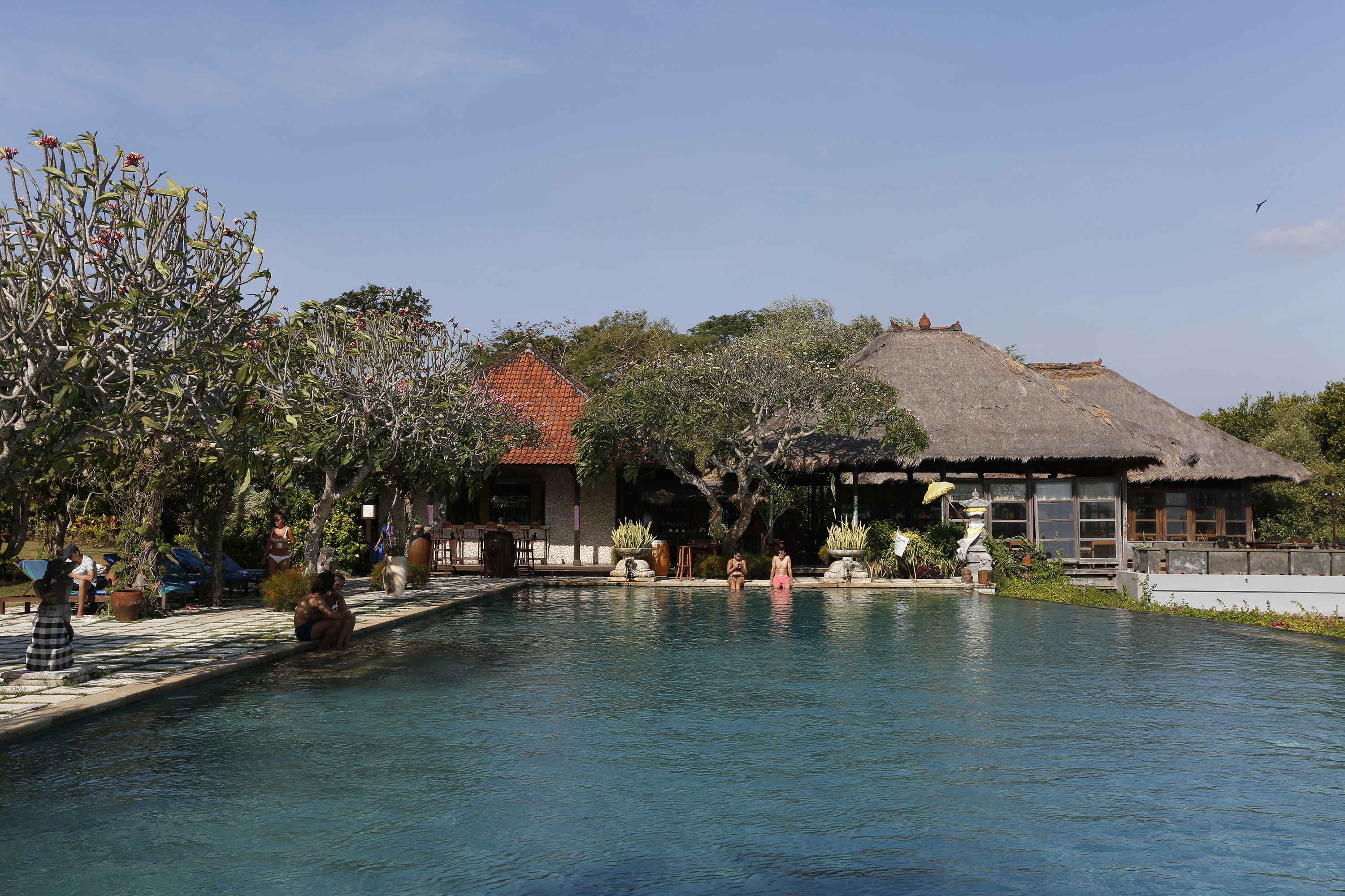 Utomhuspool med öppettider 07.00 till 20.00, och solstolar