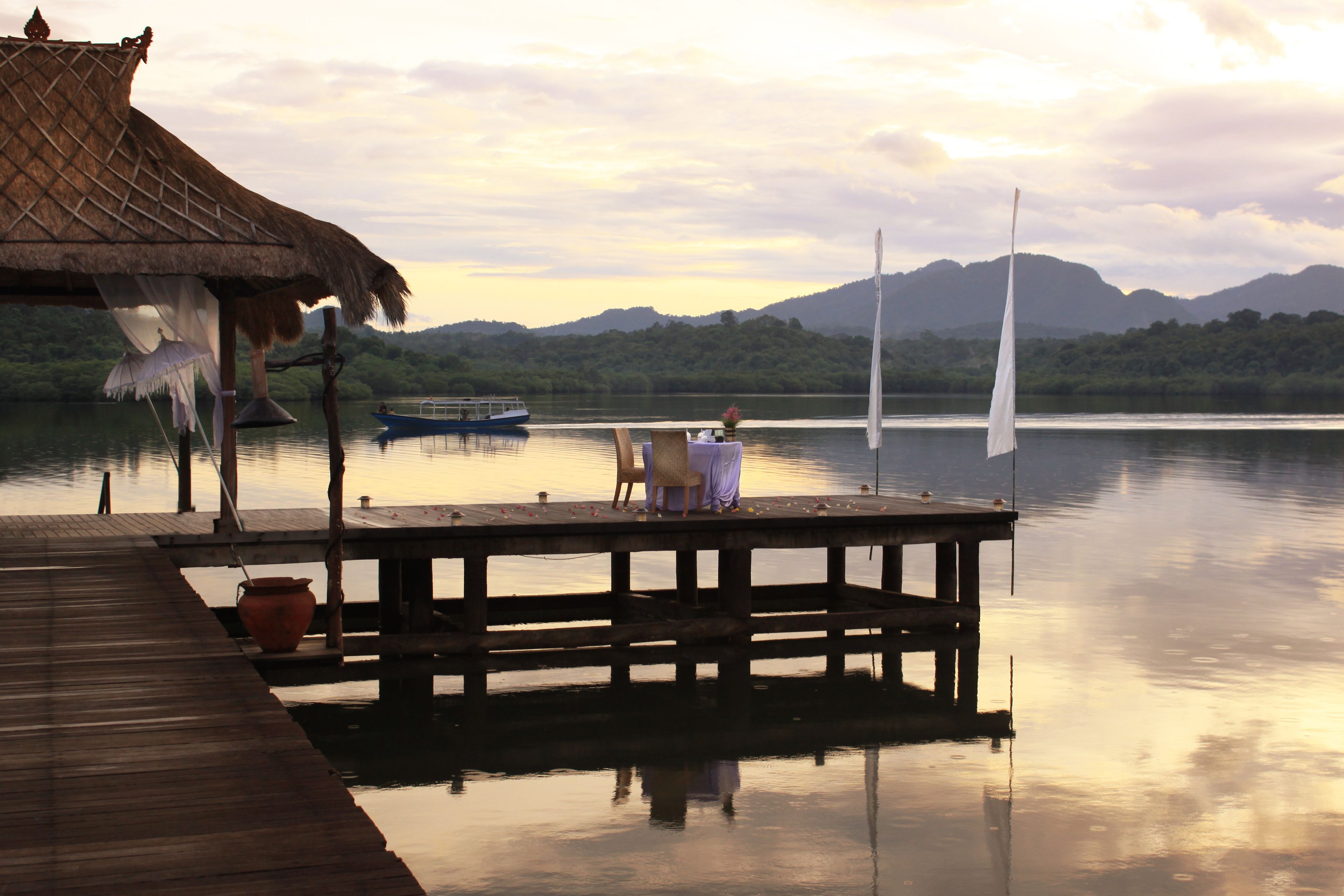 breakfast, lunch, dinner served; sea views