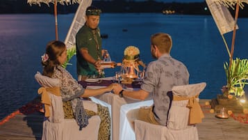 Breakfast, lunch, dinner served; ocean views