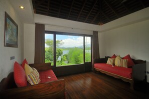 Bay View Family Suite  | Living area