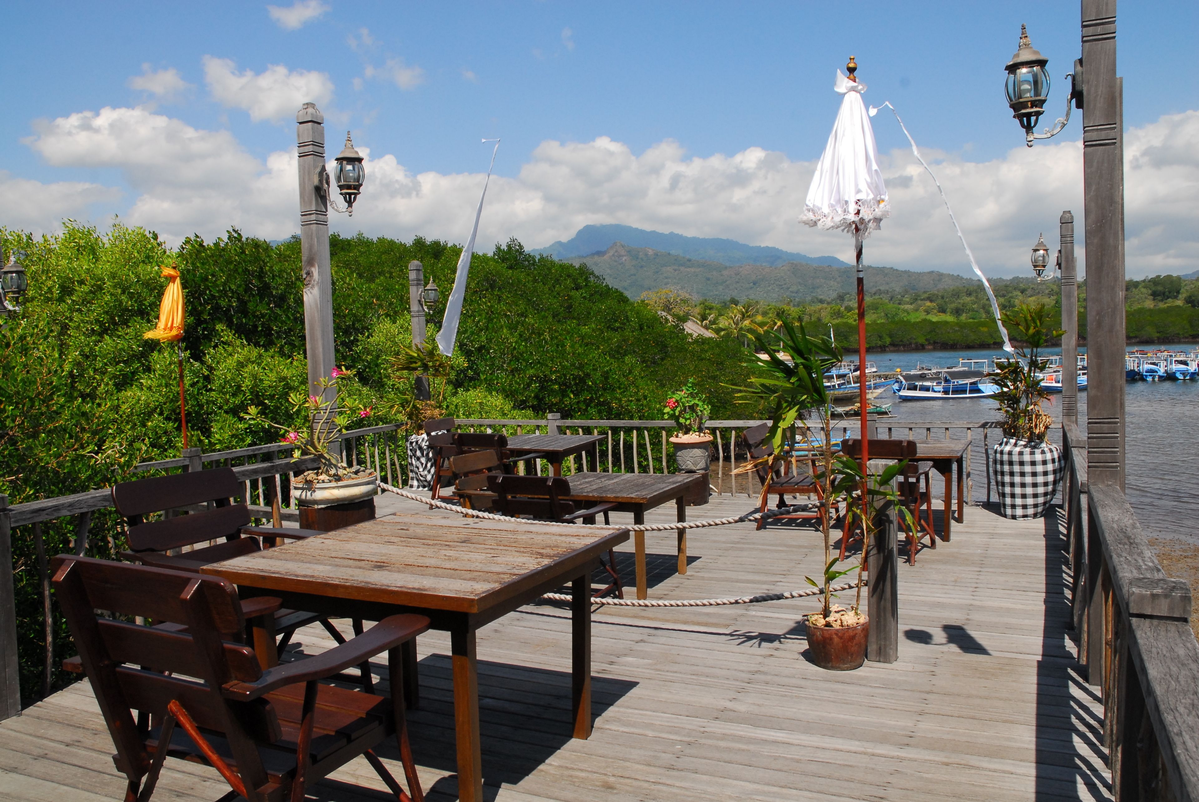 Frukost, lunch och middag serveras och det finns även utsikt mot havet. 